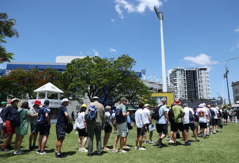 Cricket-Australia drop Lyon, England to bat in second Ashes test