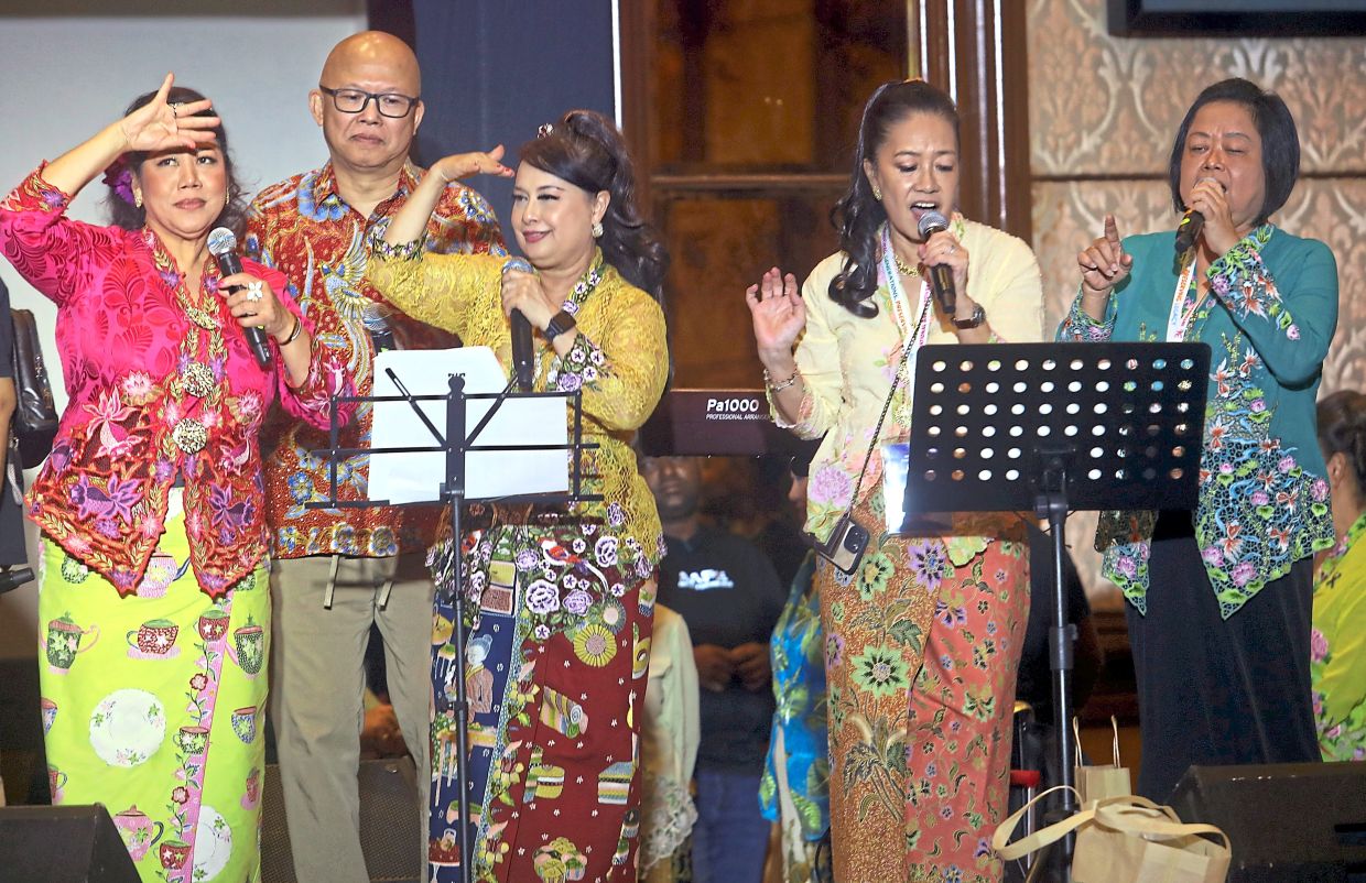 Performers fine-tuning their act during rehearsals at the conference.