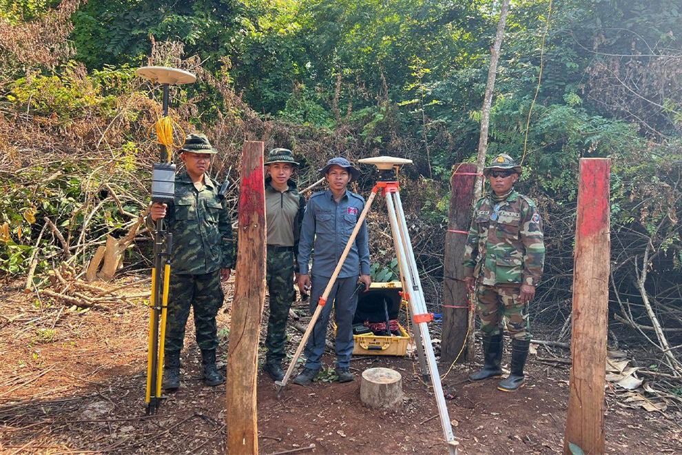 Cambodian-Thai working groups plant 44 out of 277 temporary border posts between markers 42 and 43