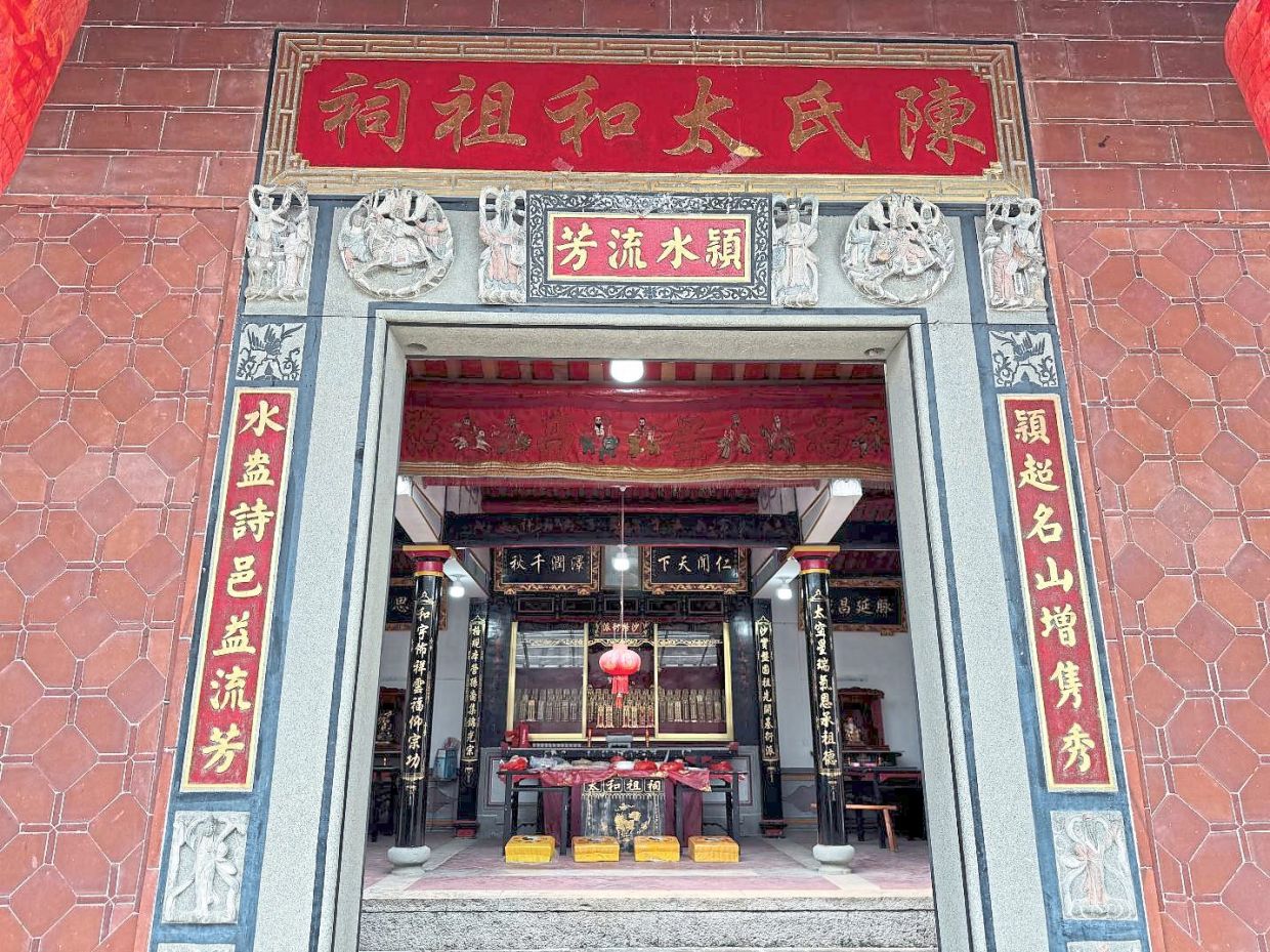 Main entrance to the Tan Ancestral Hall, which has been well-kept through the donations made by the Tan clan from San’er and their descendants from all over the world.