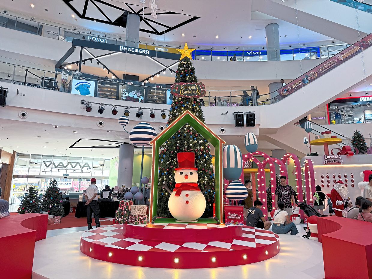 The event’s highlight arrived with the unveiling of the snowman centrepiece.