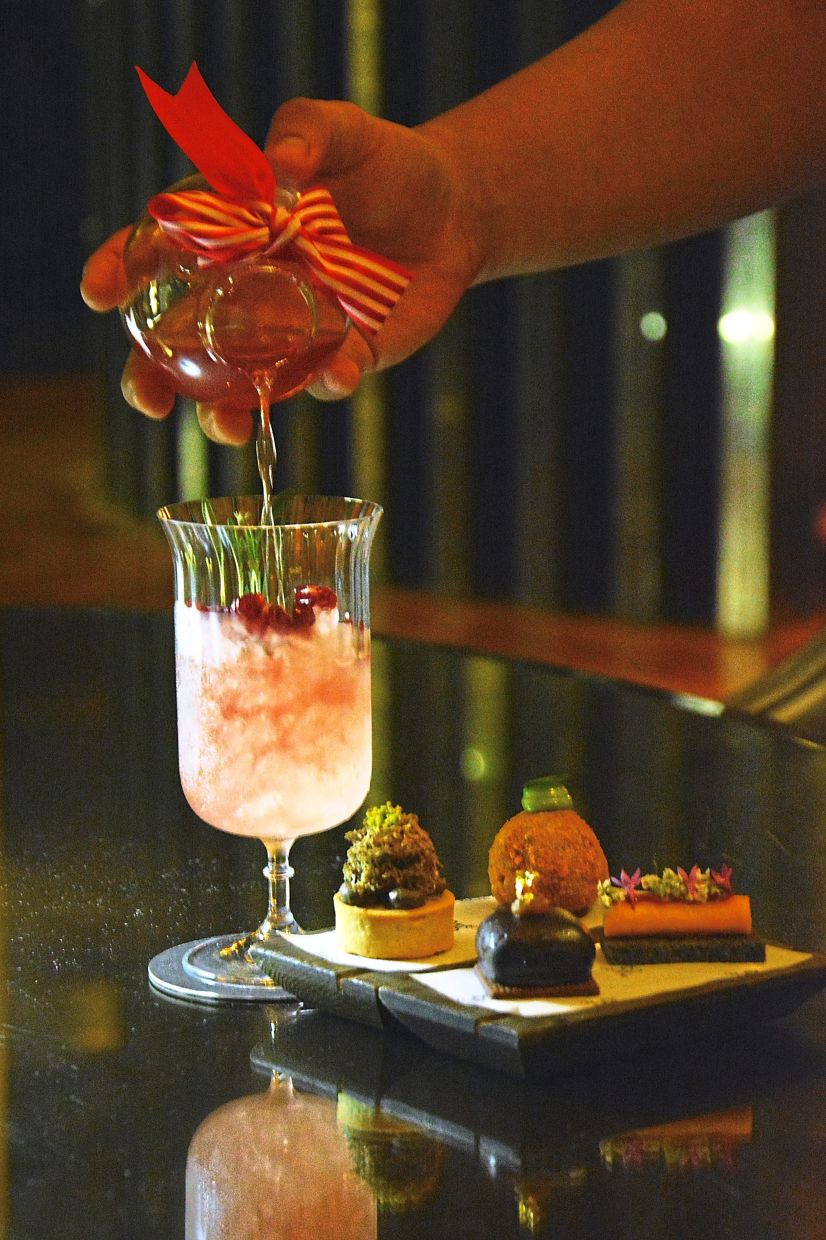 Bauble Cocktail contains 12 ingredients.