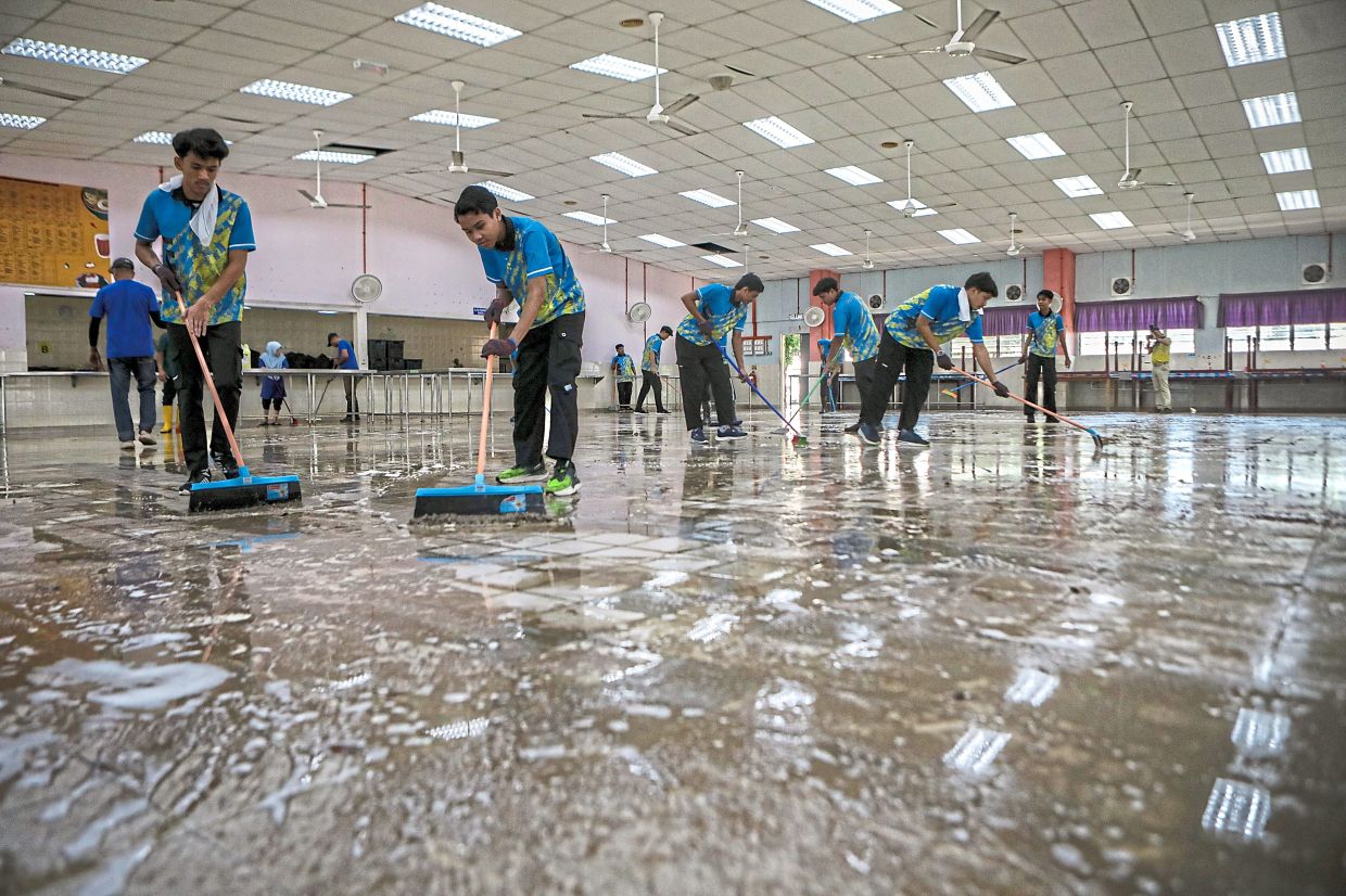 HR Ministry, students join forces to restore flood-damaged campus