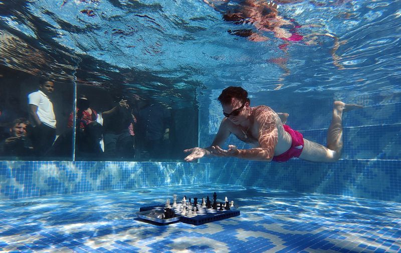 Chess-Niemann dives to victory as Freestyle Chess Finals start with underwater exhibition