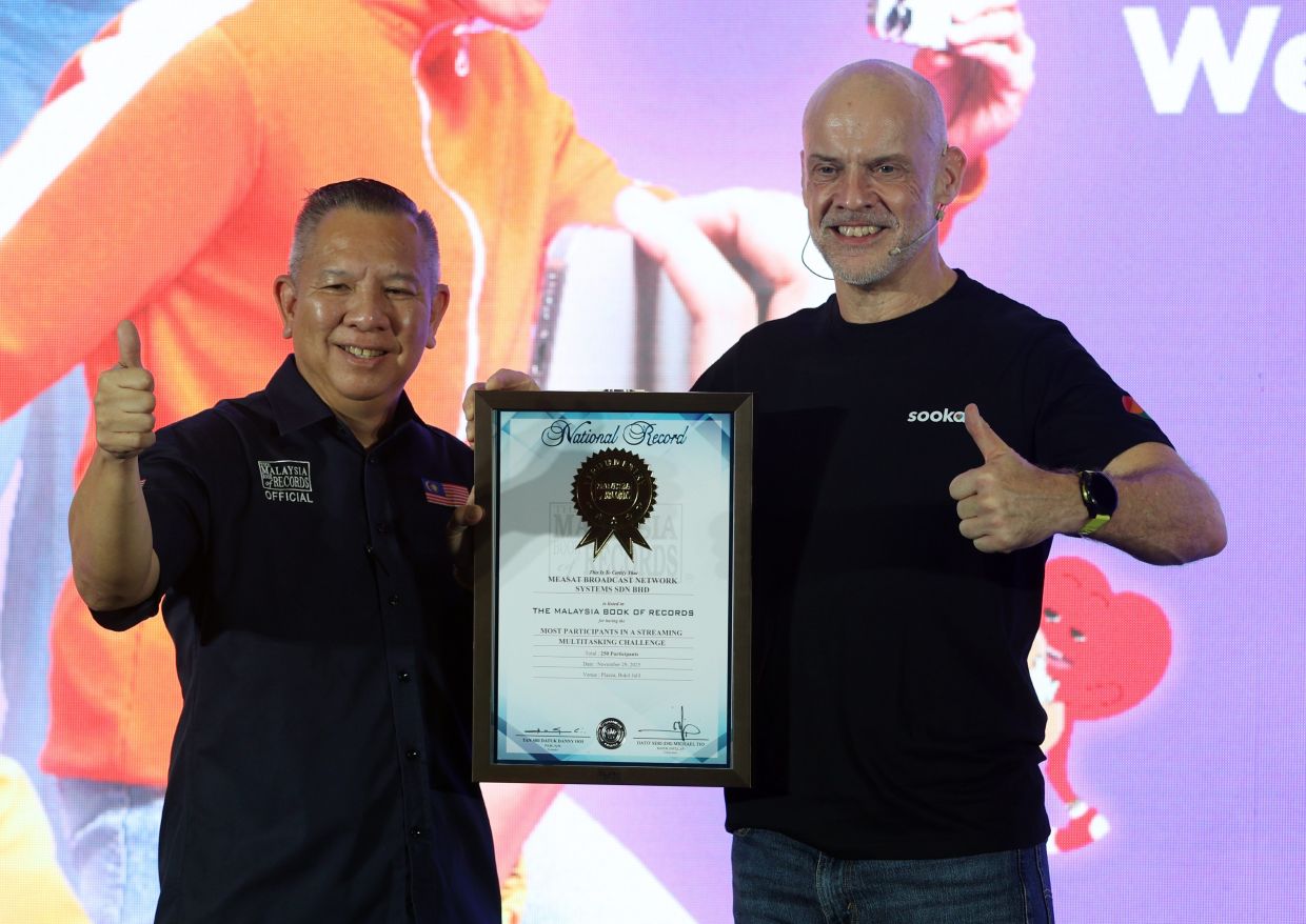 (Right) Smith receiving the Malaysia Book of Records recognition