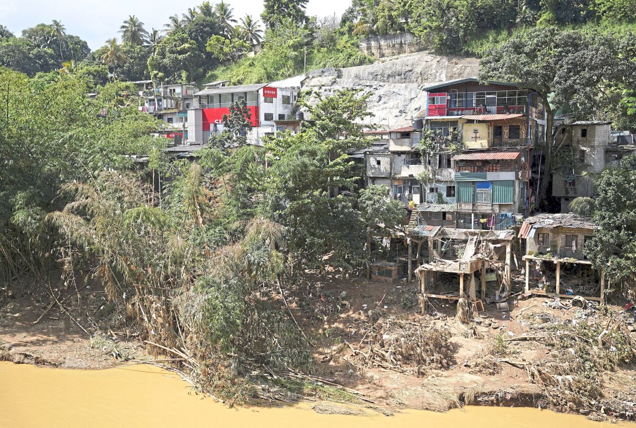 Deadly cyclone dents peak tourism season