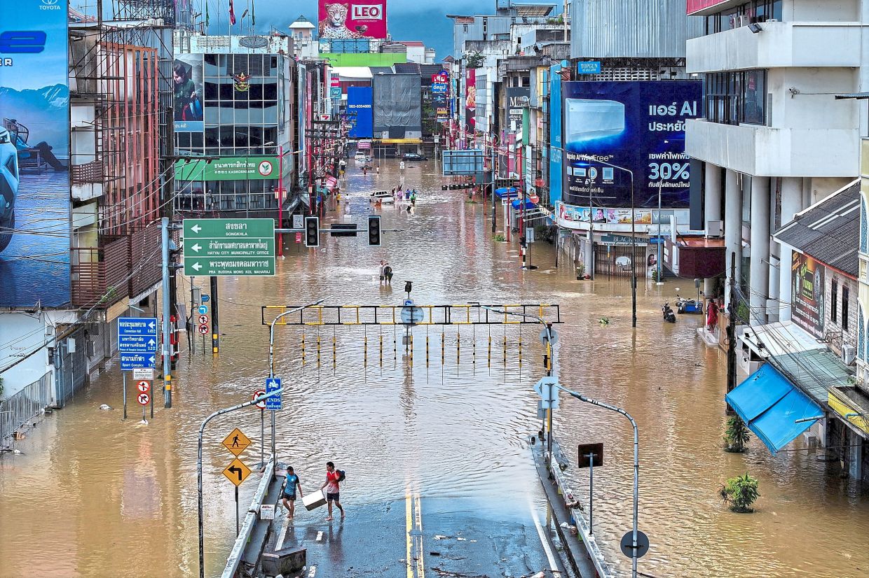 Floodwaters wash away year-end travel plans