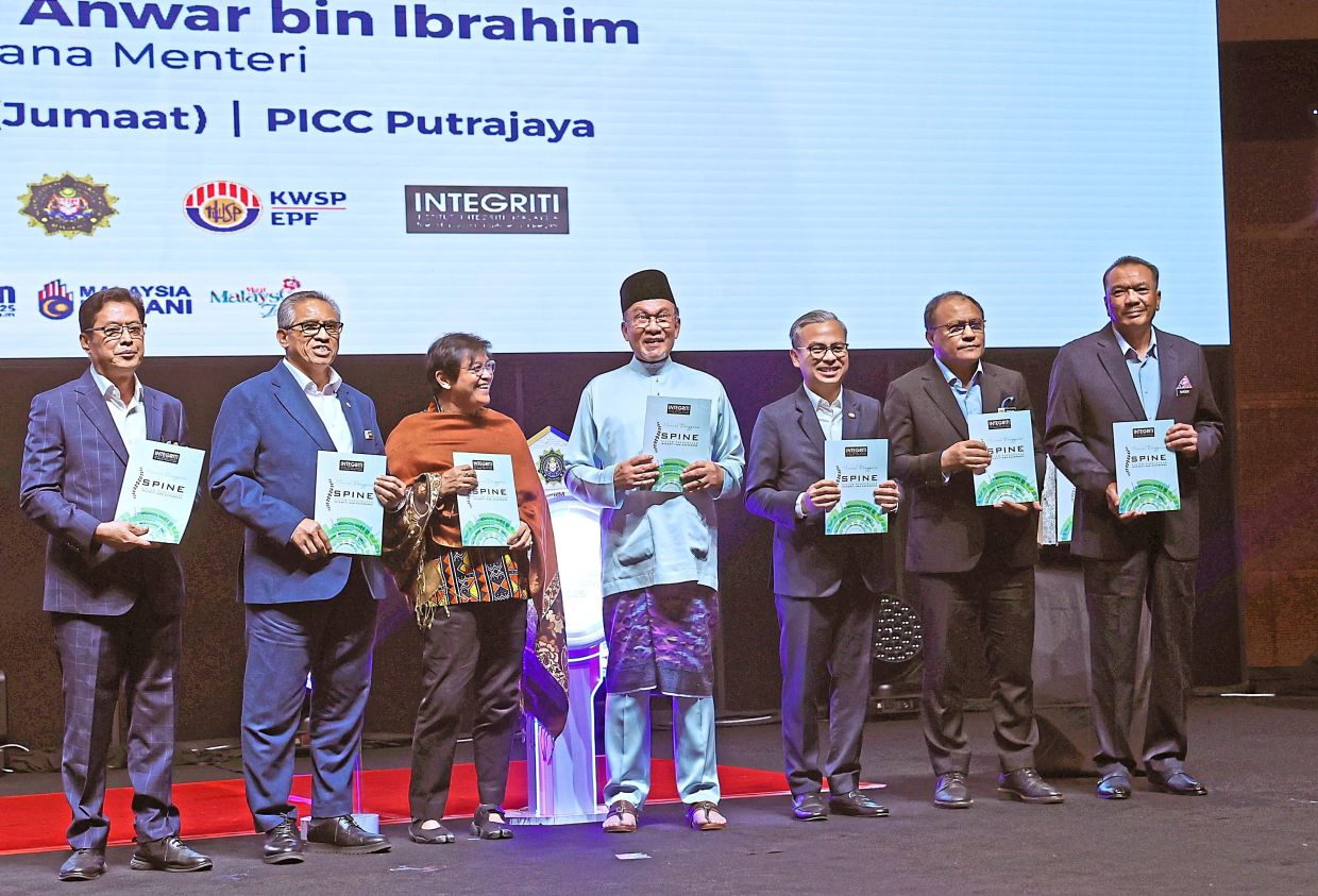 Fight corruption: Anwar (centre) at the launch of the International Anti-Corruption Day. With him are (from left) Azam, Chief Secretary to the Government Tan Sri Shamsul Azri Abu Bakar, Minister in the Prime Minister’s Department (Law and Institutional Reform) Datuk Seri Azalina Othman Said and Communications Minister Datuk Fahmi Fadzil. — Bernama
