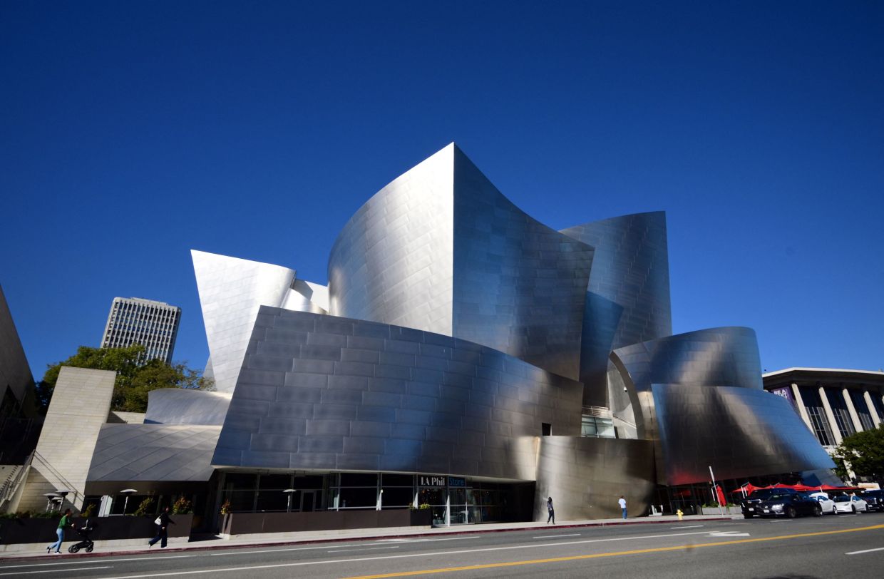 The landmark Walt Disney Concert Hall, designed by architect Frank Gehry, is pictured in Los Angeles, California on December 5, 2025. – Photo: Frederic J. BROWN / AFP