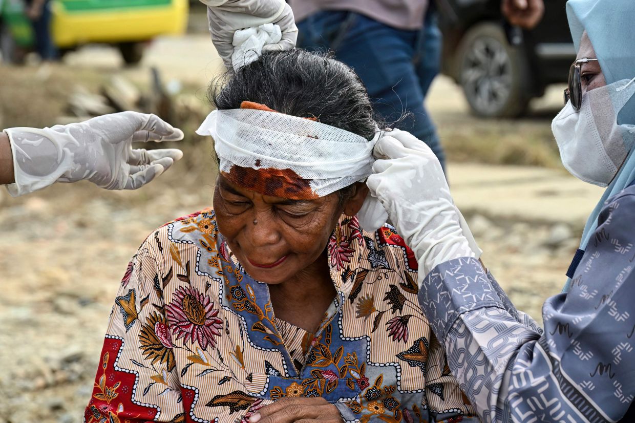 Starvation fears as flood toll passes 900 in Indonesia