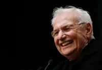 Frank Gehry, master architect with a flair for drama, dies at 96