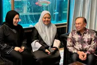 Anwar visits Bung Moktar's family, extends condolences