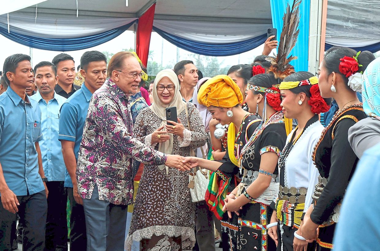 Nice to meet you: Anwar greeting locals during the Sentuhan Madani event in Kota Kinabalu. — Bernama