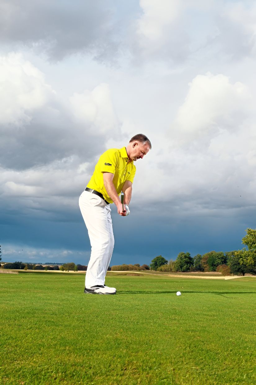 Move away1 This influential move sets the tempo and shape of the swing. Free of tension and independent movement, the hands and arms move away in one piece and in sync with the bigger muscles of the body.