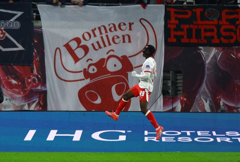 Soccer-Leipzig dismantle Frankfurt 6-0 with Diomande hat-trick