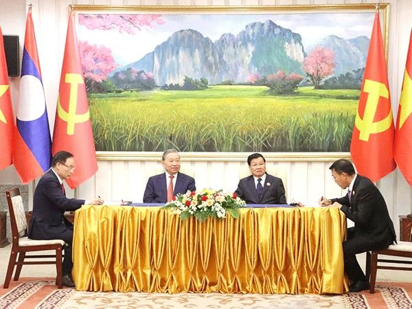 Laos, Vietnam elevate special ties to a new height