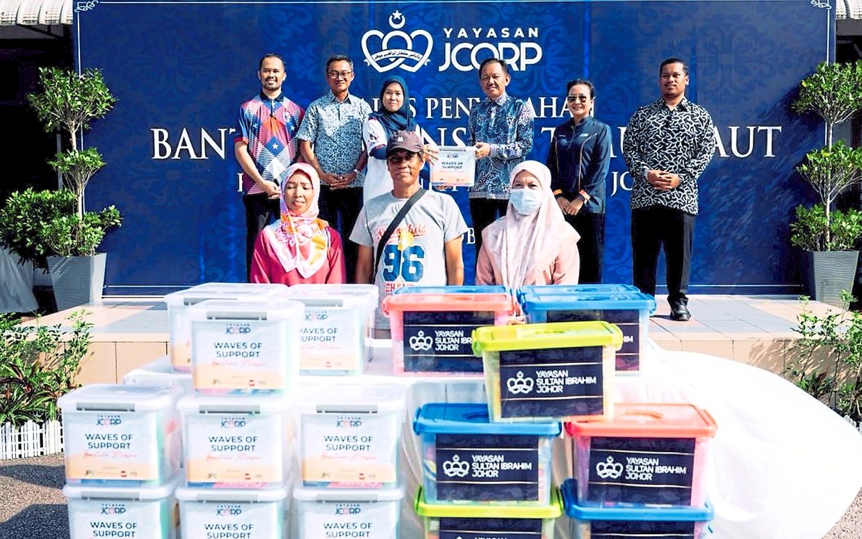 Waves of support for islanders during monsoon