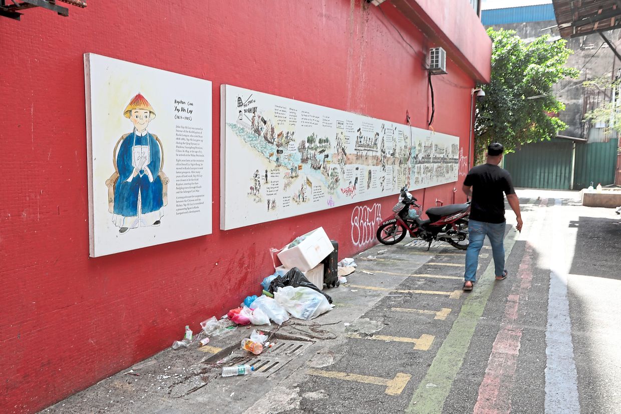 Despite the removal of the rubbish bins at Lorong Yap Ah Loy in Kuala Lumpur, people are still throwing waste at this area.