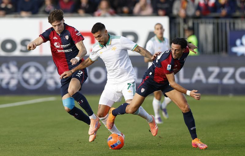 Soccer-Celik sees red as Roma lose at Cagliari