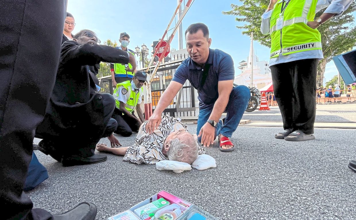 Life-saving drama in courthouse as bystanders perform CPR on elderly man