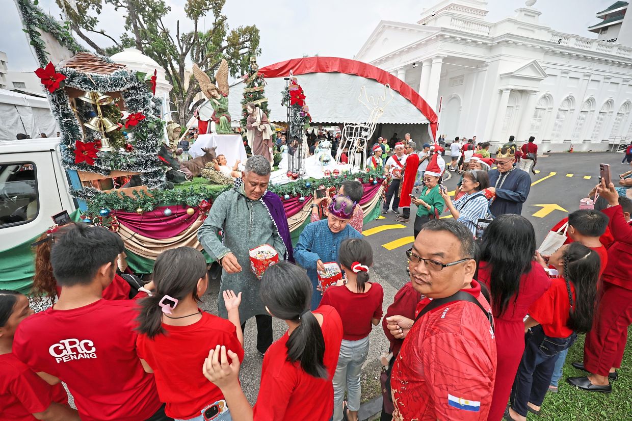 Festive floats return to the streets after 25 years