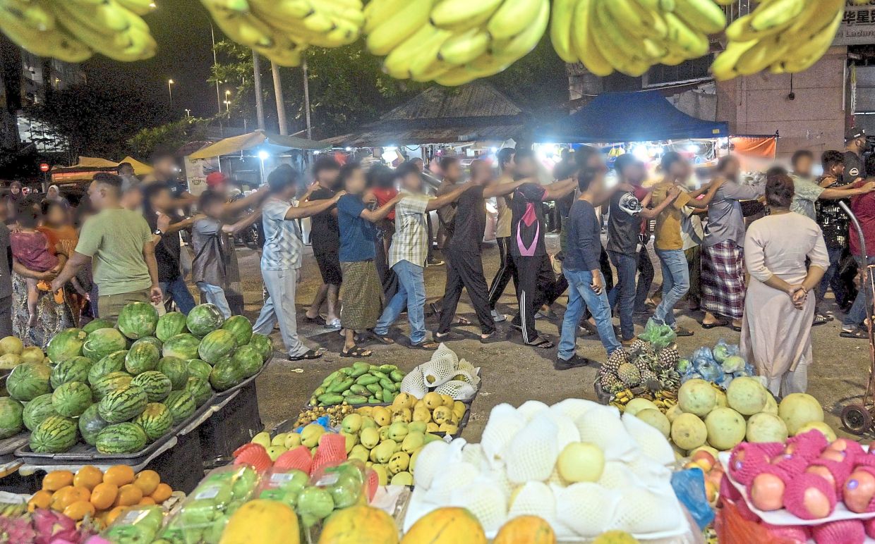Over 800 illegals held in Selayang Baru raid