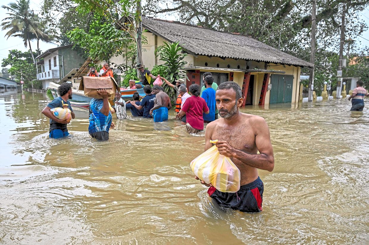 Landslide warnings as cyclone toll hits 618