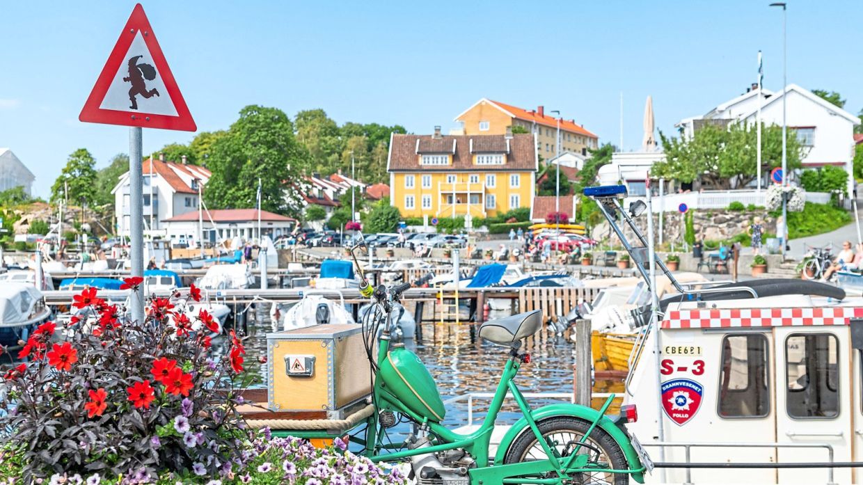 Can you spot Santa? This traffic sign in Drobak, Norway says he is definitely around. — Visit Greater Oslo