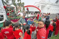 Festive floats return to the streets after 25 years