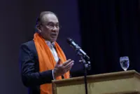 Take firmer action against tardy contractors, says PM Anwar