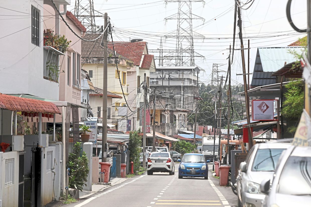 Established in 1968, Kampung Chempaka is nestled between other industrial or mixed developments like Sunway Mas, Aman Suria and Taman Mayang.