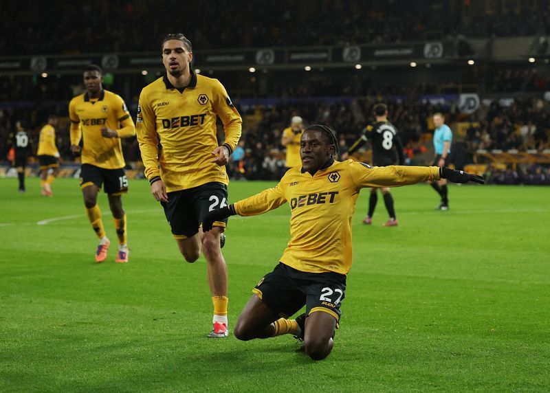 Soccer-Manchester United go sixth with 4-1 win as Wolves' misery continues