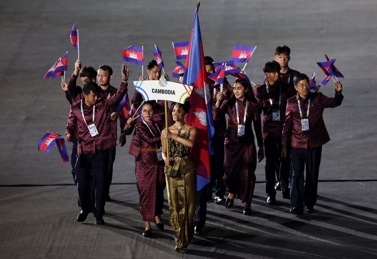 Southeast Asian Games - Opening Ceremony - Rajamangala National Stadium, Bangkok, Thailand - December 9, 2025Vietnam's contingent, lead by flagbearers Va Mithona, Kong Mona Jassicaa and placard bearer Vanessa Wenk, during the parade of nations at the opening ceremony REUTERS/Chalinee Thirasupa