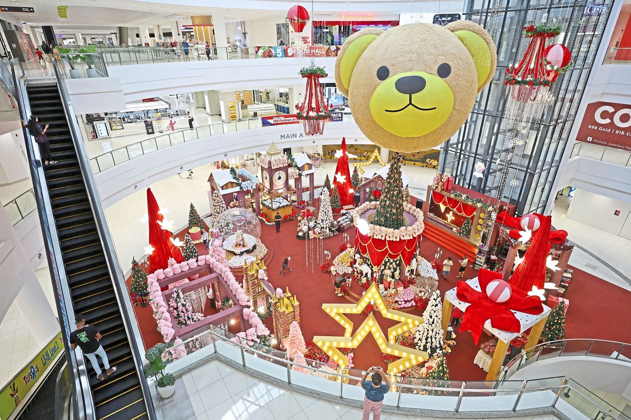 Sunshine Central’s “A Merry Berry Christmas” festive backdrop has a record-setting 10,000 teddy bears, including a giant teddy balloon above.