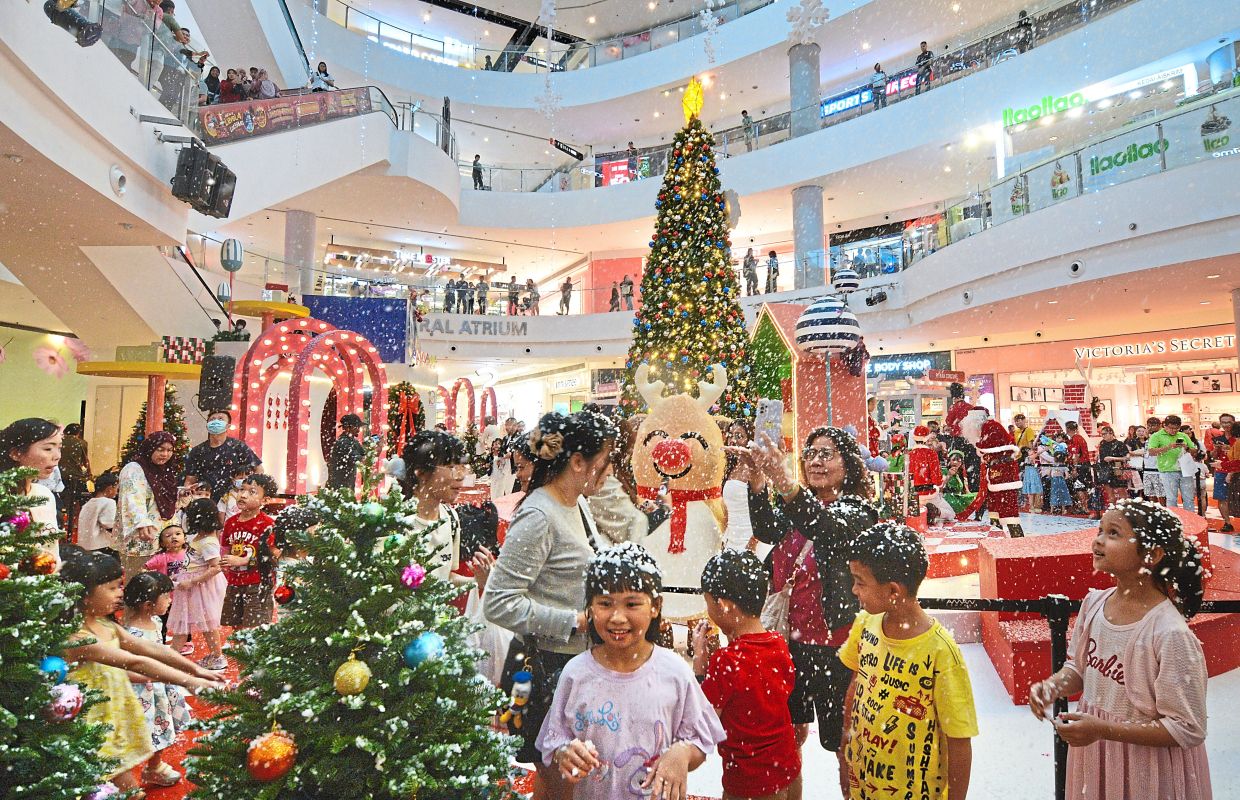 Shoppers at Aman Central truly living the “Euphoria Christmas” spirit during a snowfall session.