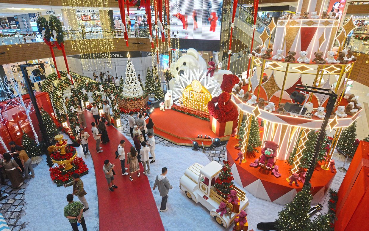 Cute bears will steal the hearts of many at Gurney Plaza’s “Bear-y Bright Holidays” display.