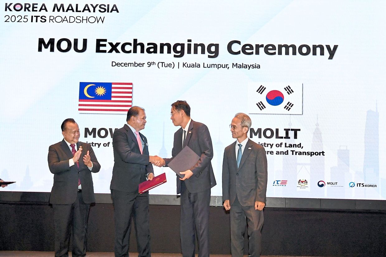 Keen collaborators: Nanta (left) and South Korean ambassador to Malaysia Seung-bae Yeo (right) witnessing the exchange of documents between the Works Ministry’s secretary-general Datuk Seri Azman Ibrahim (second from left) and Hee Up Kang. — ONG SOON HIN/The Star