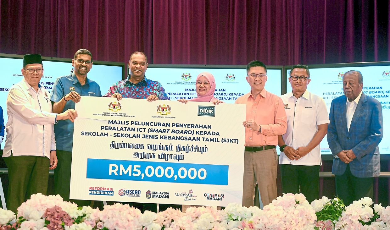 Elevated learning: Ramanan (third from left), Fadhlina (centre) and Wong (third from right) at the ICT equipment handover for SJK(T) Vivekananda in Kuala Lumpur. — ONG SOON HIN/The Star