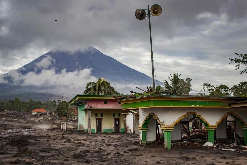 Indonesia’s Semeru volcano erupts, dozens of homes buried by rain lahar, hundreds flee to hills