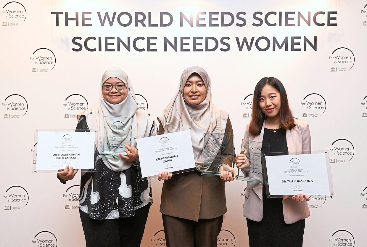 Nurnadiah (centre) with Noorfatimah (left) and Tan (right).