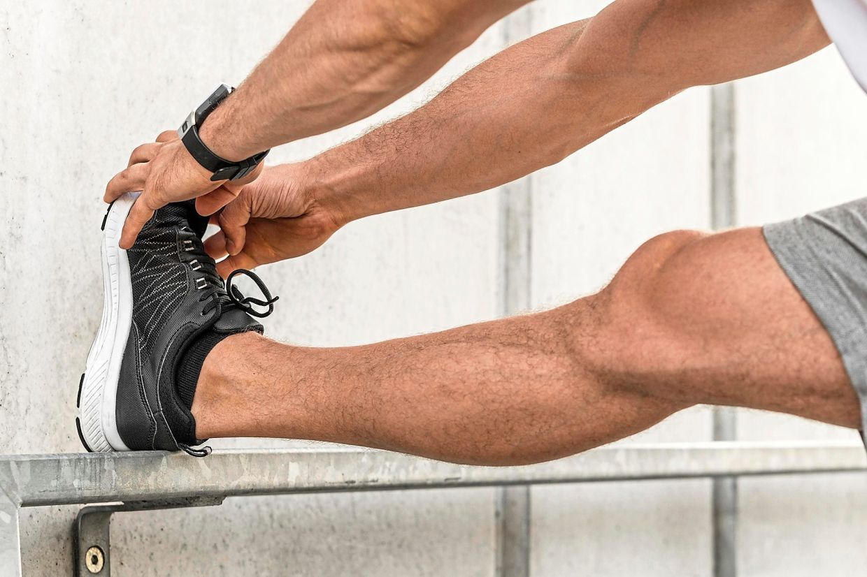 While less common than in other racquet sports, knee soreness could result from sudden stops or jumps. Photo: Freepik