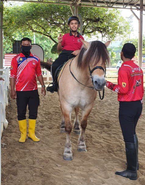 Horse therapy helps children with autism improve balance, coordination and confidence. Photo: Nasom