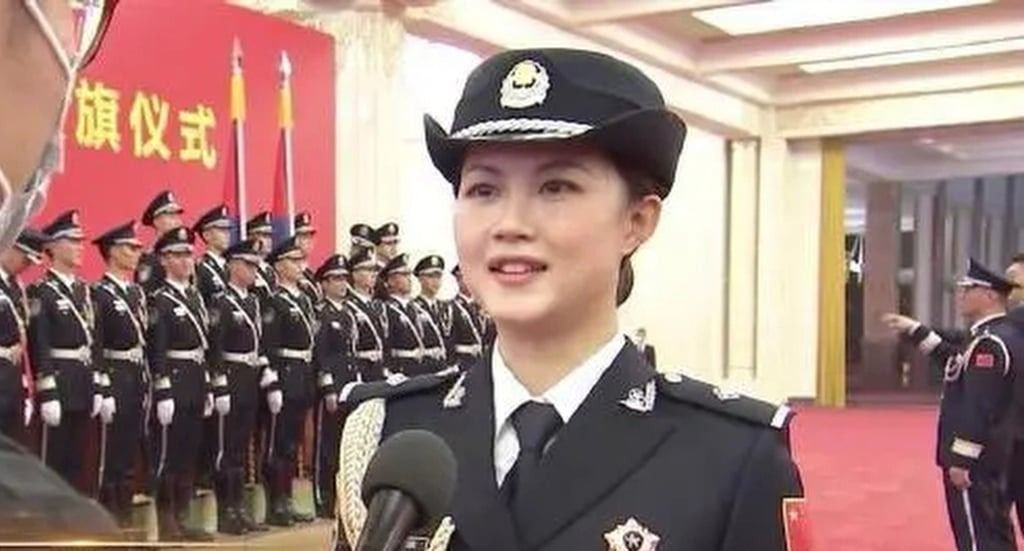 Yan’s story has garnered significant admiration and interest among Chinese netizens, who praise both her professionalism and striking appearance. - Photo: Weibo