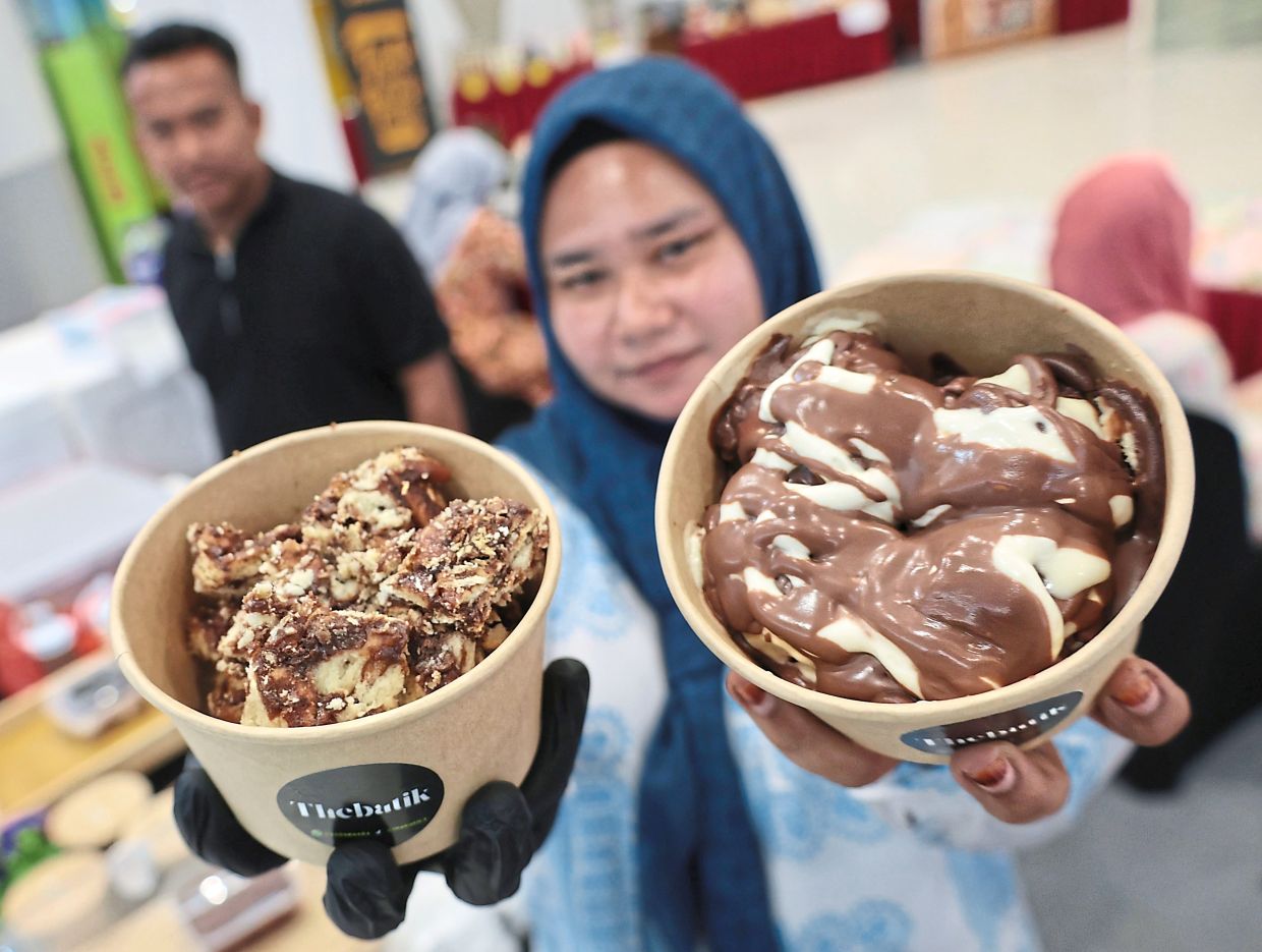 Nursyafawati showing her cakes.