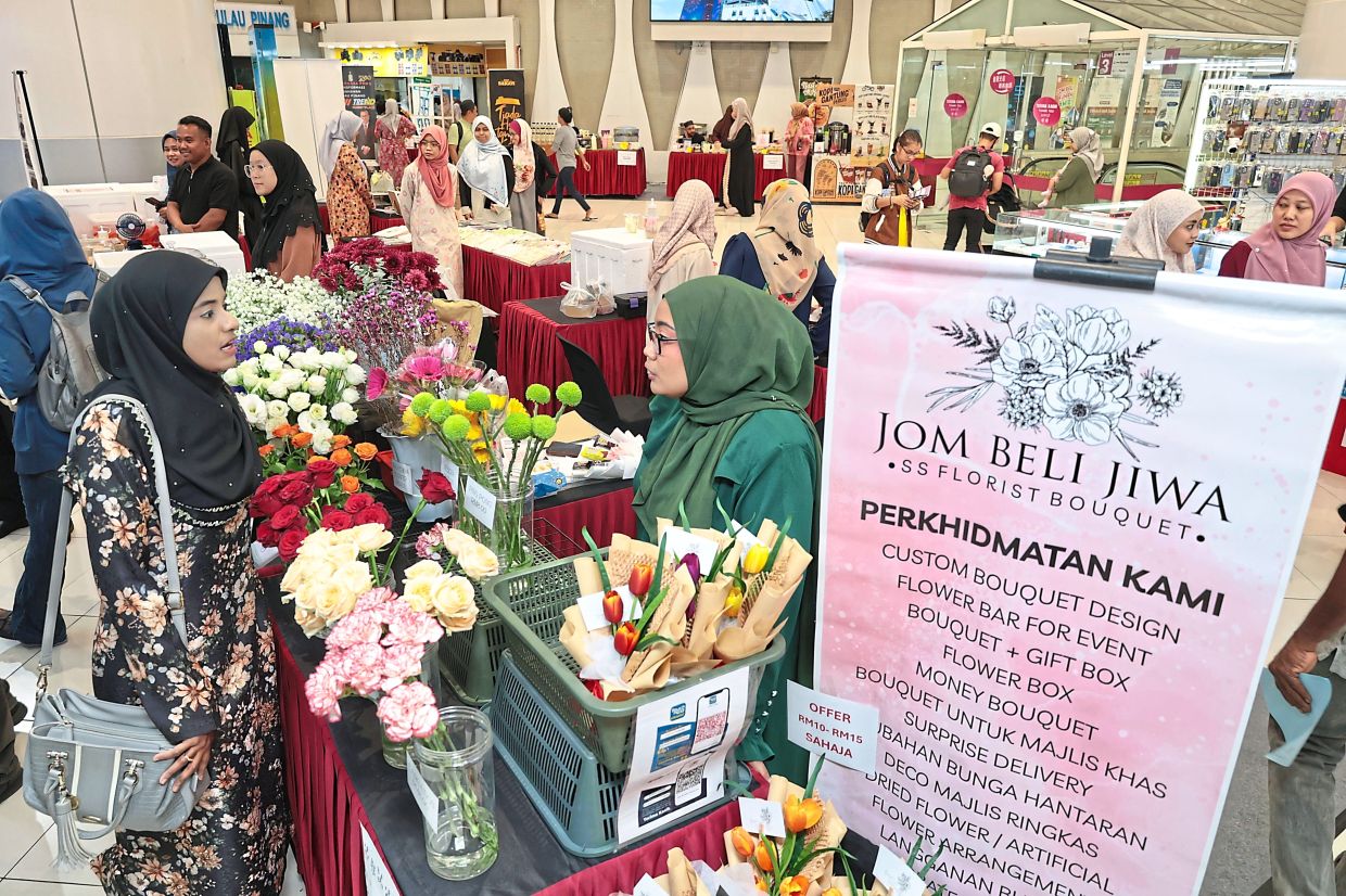 Stalls selling everything from flowers to handicraft attracted visitors to the three-day carnival.