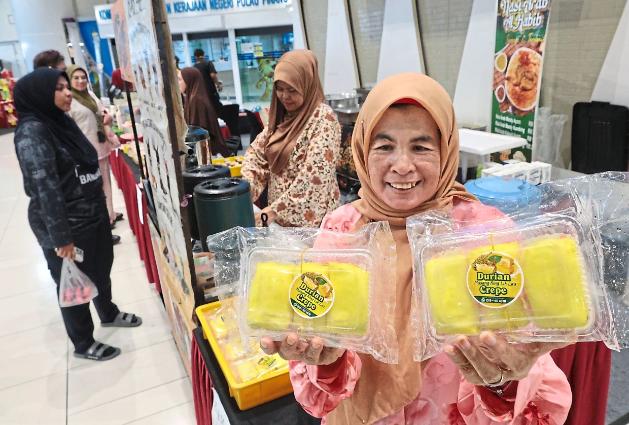 Sariah and her crepes with Musang King durian filling.