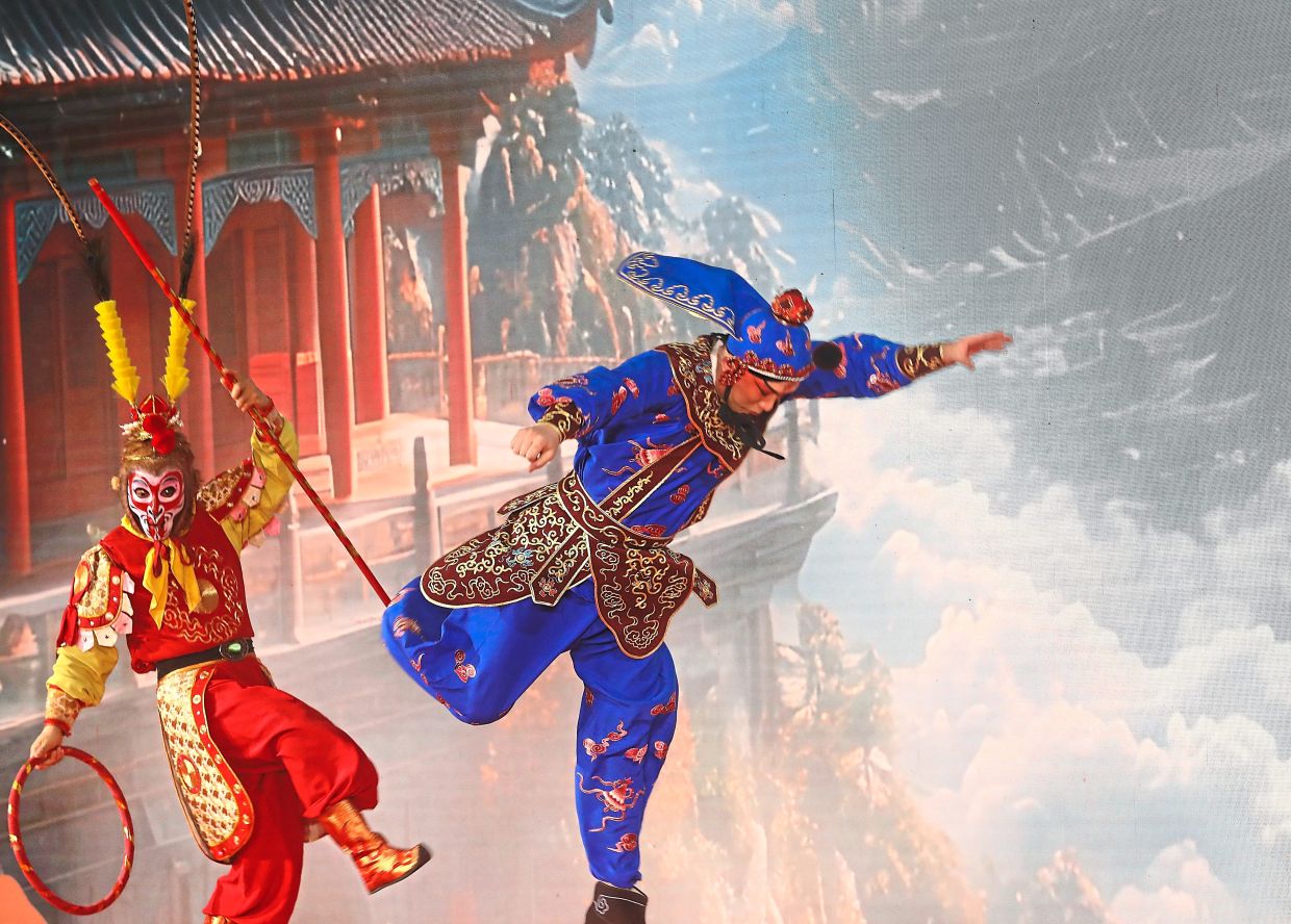 The crowd being treated to Henan Opera’s ‘The Monkey King’.