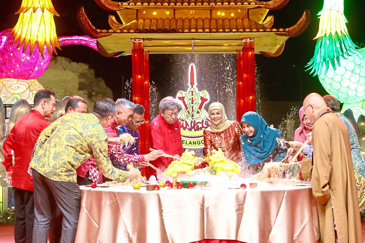 Sultan Sharafuddin, Tengku Permaisuri Norashikin and other guests of honour joining in the tossing of yeesang at the Fo Guang shan dong Zen Temple in Jenjarom during the selangor chinese New year celebration2025. — ShaarI ChemaT/The star