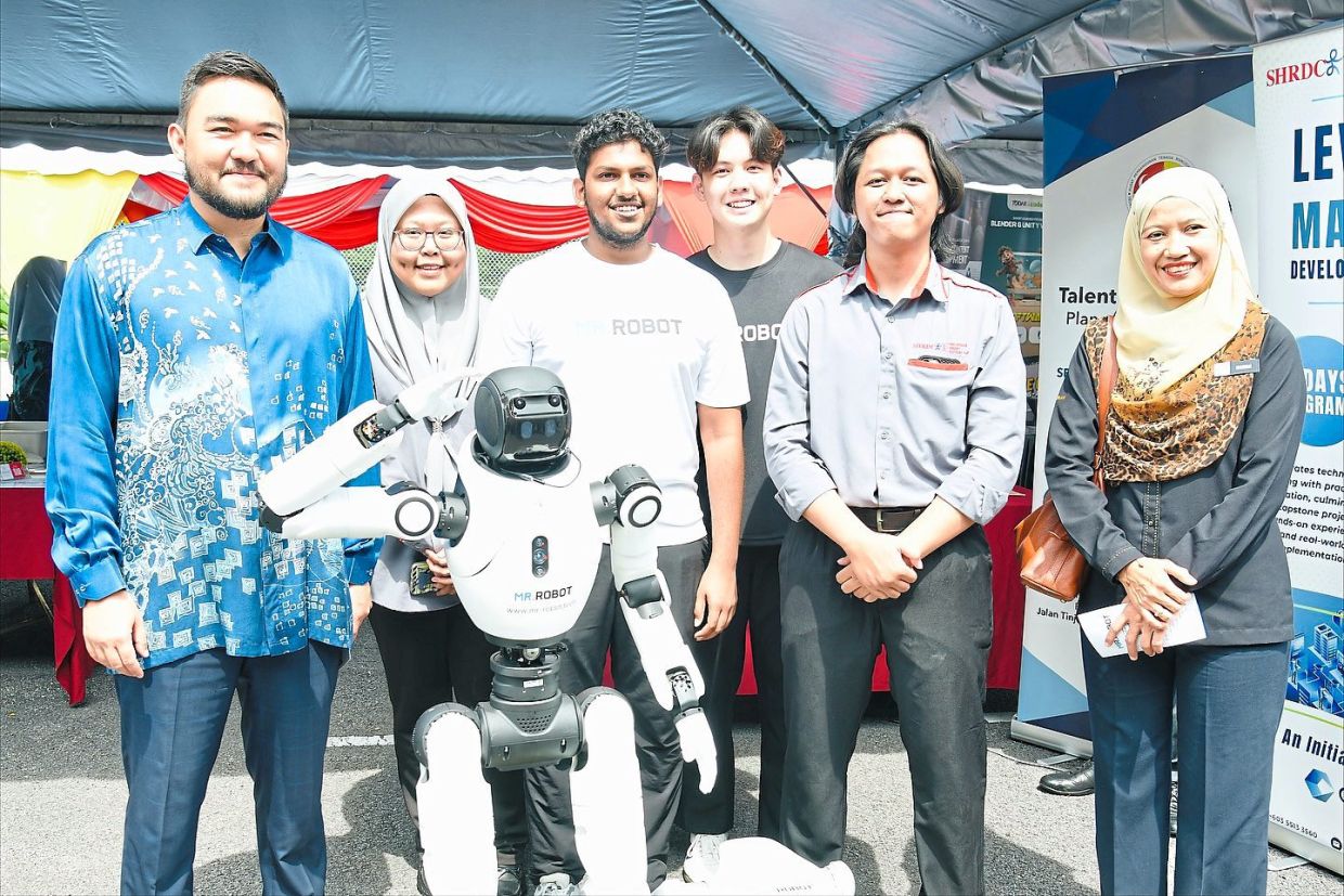 Tengku Amir Shah with participants of the TVET Open Day hosted by YRMS in Hulu Langat in November, which showcased innovative technology and vocational education. — Photos from Selangor Royal Office Facebook page