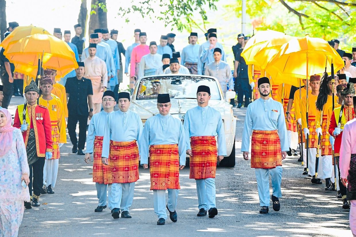Tengku Amir Shah’s wedding motorcade was accompanied by palace officials and flanked by escorts bearing symbolic royal regalia.
